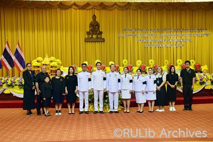 ภาพบุคลากรสำนักหอสมุดกลาง ถ่ายภาพร่วมกับคณะผู้บริหารและผู้ช่วยศาสตราจารย์วุฒิศักดิ์ ลาภเจริญทรัพย์ หลังเสร็จสิ้นพิธี