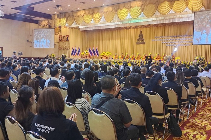 ภาพคณะผู้บริหาร คณาจารย์ บุคลากร และนักศึกษามหาวิทยาลัยรามคำแหง ทำพิธีหน้าพระบรมฉายาลักษณ์