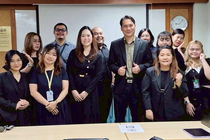 ภาพบุคลากรใหม่สำนักหอสมุดกลาง ปี 2568 ถ่ายภาพร่วมกับผู้อำนวยการและวิทยากร หลังพิธีเปิดโครงการ