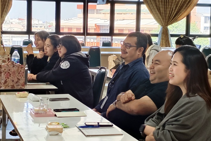 ภาพบรรยากาศ การอบรมเชิงปฏิบัติการ เรื่อง “พัฒนาทักษะการเป็นวิทยากร สำหรับบุคลากรสำนักหอสมุดกลาง”