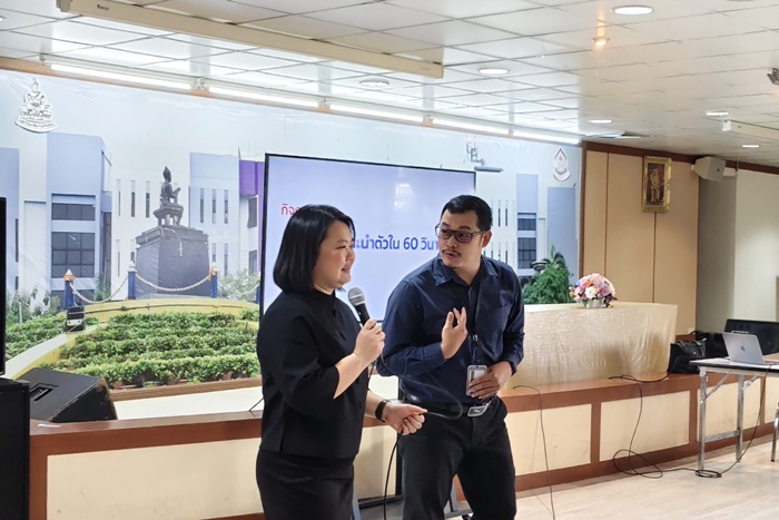ภาพวิทยากร อาจารย์พิมพ์ชนก โพธิปัสสา (ซ้าย) รองผู้อำนวยการฝ่ายวิชาการและวิจัย ให้ผู้เข้าอบรมเชิงปฏิบัติการ แนะนำตนเองภายใน 60 วินาที