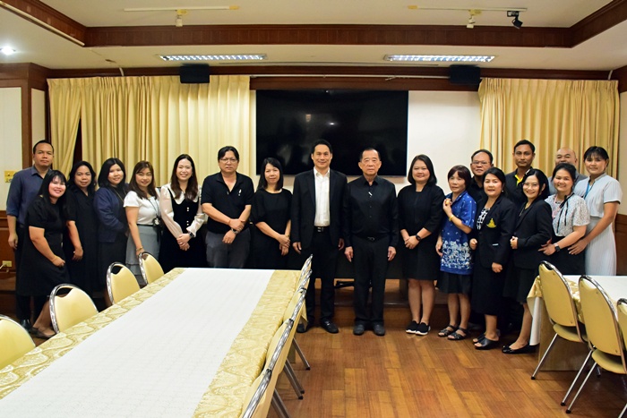 ภาพผู้บริหารและตัวแทนบุคลากรสำนักหอสมุดกลาง ถ่ายภาพกับผู้ช่วยศาสตราจารย์วุฒิศักดิ์ ลาภเจริญทรัพย์ หลังการรับคำอวยพรปีใหม่