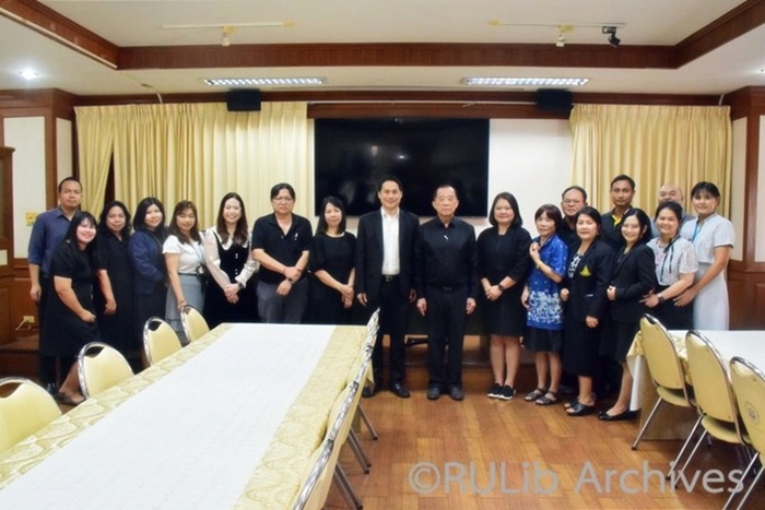 ภาพผู้บริหารและตัวแทนบุคลากรสำนักหอสมุดกลาง ถ่ายภาพกับผู้ช่วยศาสตราจารย์วุฒิศักดิ์ ลาภเจริญทรัพย์ หลังการรับคำอวยพรปีใหม่