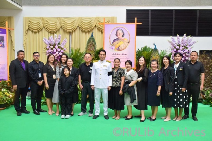ภาพบุคลากรสำนักหอสมุดกลาง ถ่ายภาพร่วมกับผู้บริหารสำนักหอสมุดกลาง หลังเสร็จพิธี