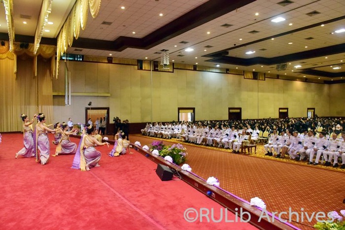 ภาพคณะผู้บริหาร คณาจารย์ เจ้าหน้าที่ และนักศึกษามหาวิทยาลัยรามคำแหง รับชมการรำถวายพระพรสมเด็จพระกนิษฐาธิราชเจ้า กรมสมเด็จพระเทพรัตนราชสุดา ฯ สยามบรมราชกุมารี