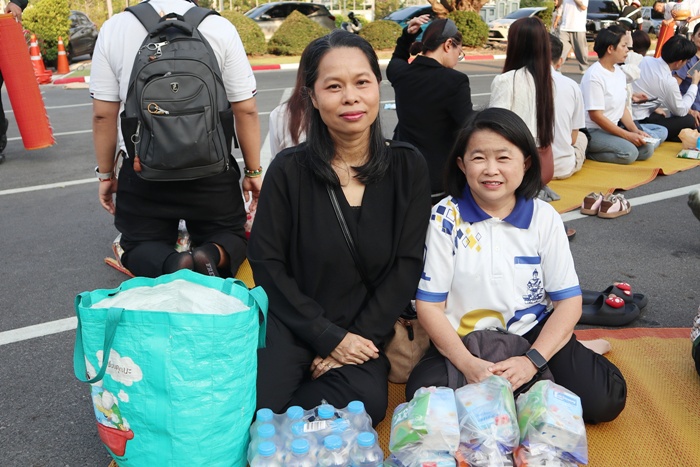 ภาพบุคลากรสำนักหอสมุดกลาง ร่วมพิธีตักบาตรพระสงฆ์สายกรรมฐาน (ธรรมยุต)