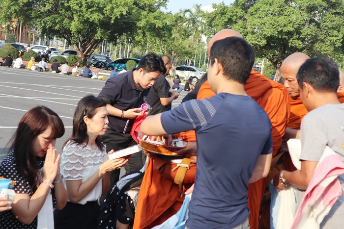 ภาพบุคลากรสำนักหอสมุดกลาง ร่วมพิธีตักบาตรพระสงฆ์สายกรรมฐาน (ธรรมยุต)