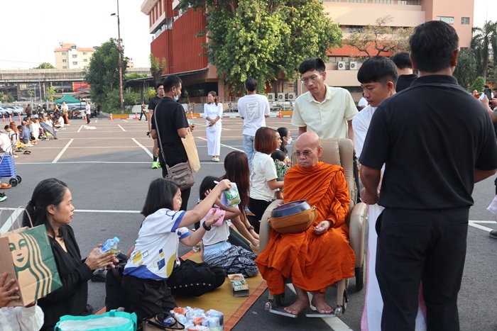 ภาพบุคลากรสำนักหอสมุดกลาง ร่วมพิธีตักบาตรพระสงฆ์สายกรรมฐาน (ธรรมยุต)