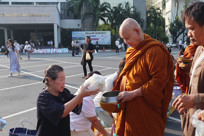 ภาพบุคลากรสำนักหอสมุดกลาง ร่วมพิธีตักบาตรพระสงฆ์สายกรรมฐาน (ธรรมยุต)