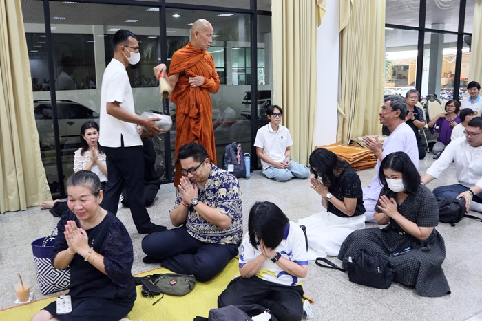 บุคลากรสำนักหอสมุดกลาง ร่วมพิธีเจริญพระพุทธมนต์ และถวายภัตตาหารเช้า