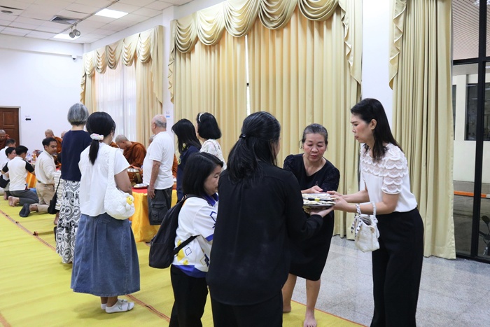 บุคลากรสำนักหอสมุดกลาง ร่วมพิธีเจริญพระพุทธมนต์ และถวายภัตตาหารเช้า
