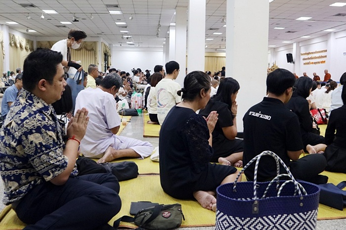 บุคลากรสำนักหอสมุดกลาง ร่วมพิธีเจริญพระพุทธมนต์ และถวายภัตตาหารเช้า