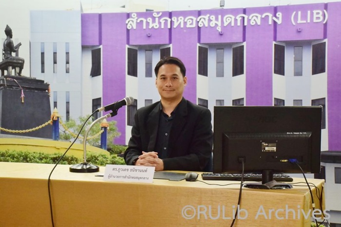 ภาพอาจารย์ ดร.ภูวเดช ธนิชานนท์ ผู้อำนวยการสำนักหอสมุดกลาง เป็นประธานในพิธีเปิด