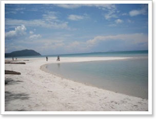 ชายหาดหน้าอุทยาน ถ่ายภาพโดย สราลี สงค์จำเริญ