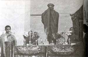 ภาพพระสงฆ์ฝ่ายจีนกำลังสวดพระคาถาเจี๊ยะยู่ไล้ อุทิศส่วนกุศลให้แก่บรรดาอสุรกาย