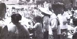 ภาพคนที่ซื้อของเตรียมไปบริจาคทาน (ทิ้งกระจาด)