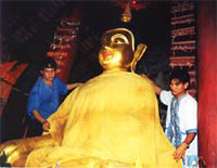 ถวายผ้าห่มพระประธานในอุโบสถ