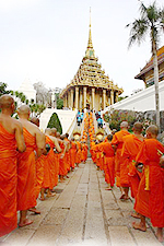เดินขึ้นอุโบสถ ที่มา : http://thai.tourismthailand.org/
