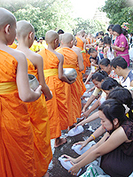 ล้างเท้าพระ ที่มา : http://www.muangboranjournal.com