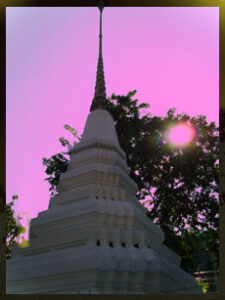 ภาพสถูปเจดีย์บริเวณทางเข้าประตูหน้าวัด