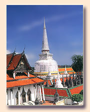 พระมหาธาตุเจดีย์สูง ประมาณ 74 เมตร ทำเป็นมณฑปสำหรับประดิษฐานพระพุทธรูป ส่วนยอด นั้นทำเป็นสถูป สันนิษฐานกันว่าสร้าง เมื่อพระพุทธศาสนาลังกาวงศ์เข้ามาถึง ประเทศไทยในยุคแรก นับเป็นมหาสถูปเจดีย์องค์ใหญ่ที่สุดในภาคใต้ของไทย และจัดไว้เป็น 1 ในอัฏฐมหาสถูปเจดีย์ 