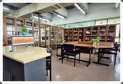 ห้องบัณฑิตศึกษา ชั้น 3 อาคาร 3 สำหรับนักศึกษาระดับชั้นปริญญาโท และปริญญาเอก